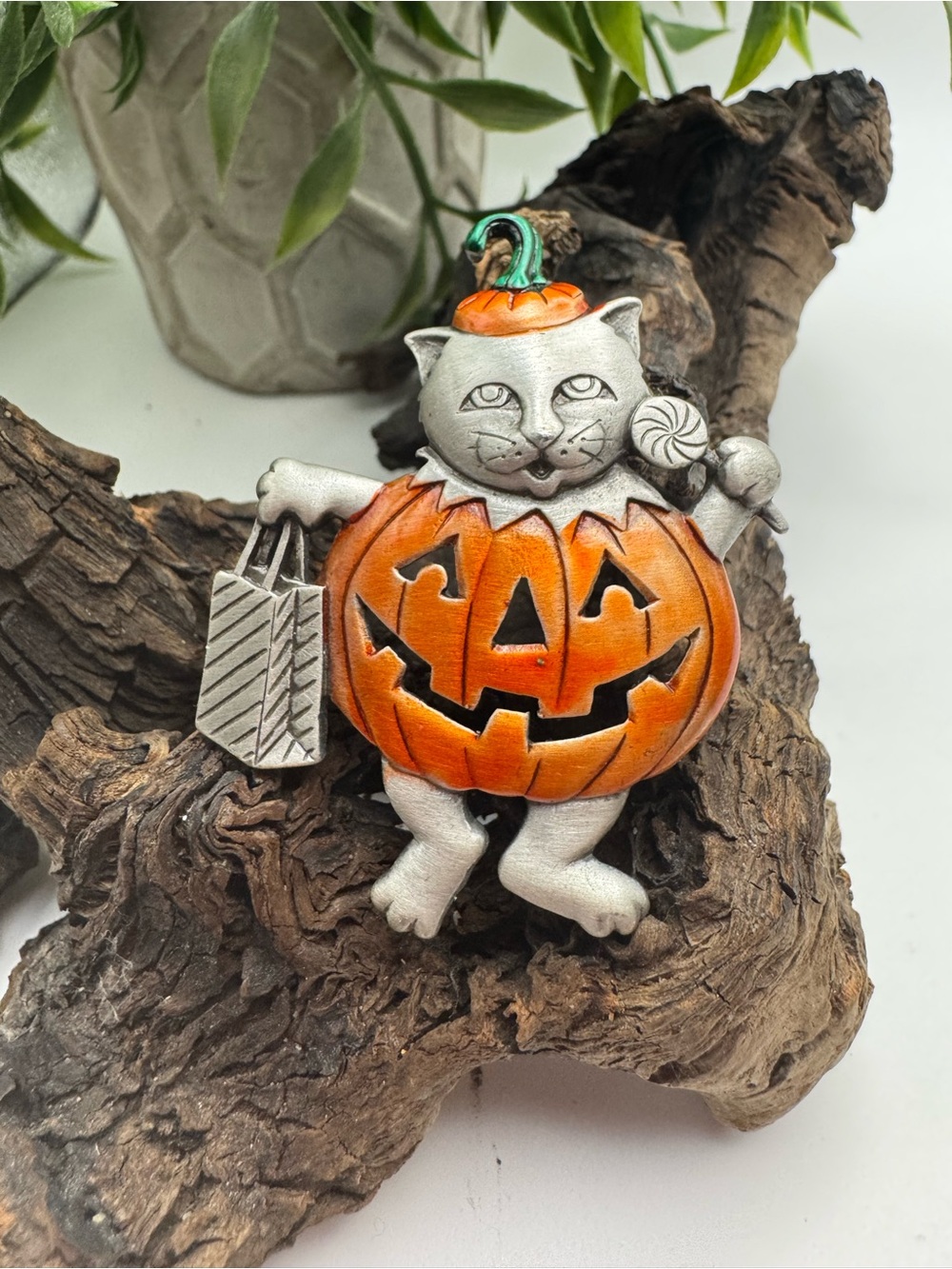 J.J. Jonette vintage enameled pewter costumed kitty Halloween brooch, EUC.